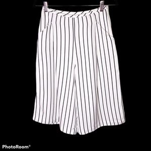 Elegant Prosper Black and White Wide Leg Striped Cropped Pants Size 4